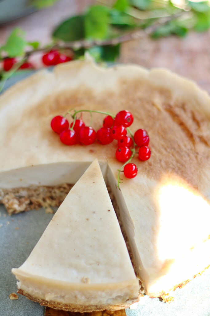 Veganer Käsekuchen ohne Soja mit Johannisbeeren Topping