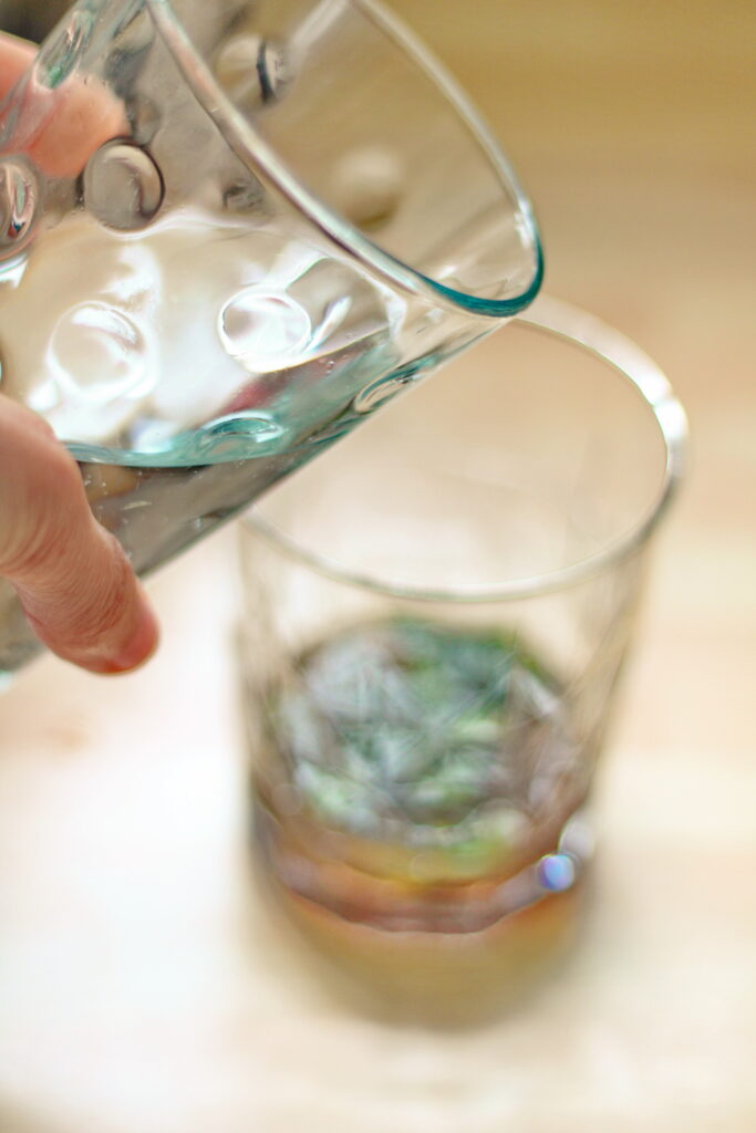 mit Sprudelwasser auffüllen - Golden Basilikum Verjus Spritz