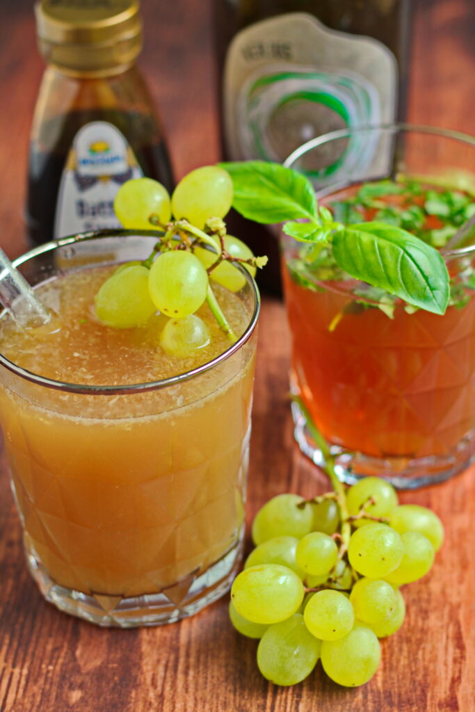 Verjus und Sprudelwasser dazugeben