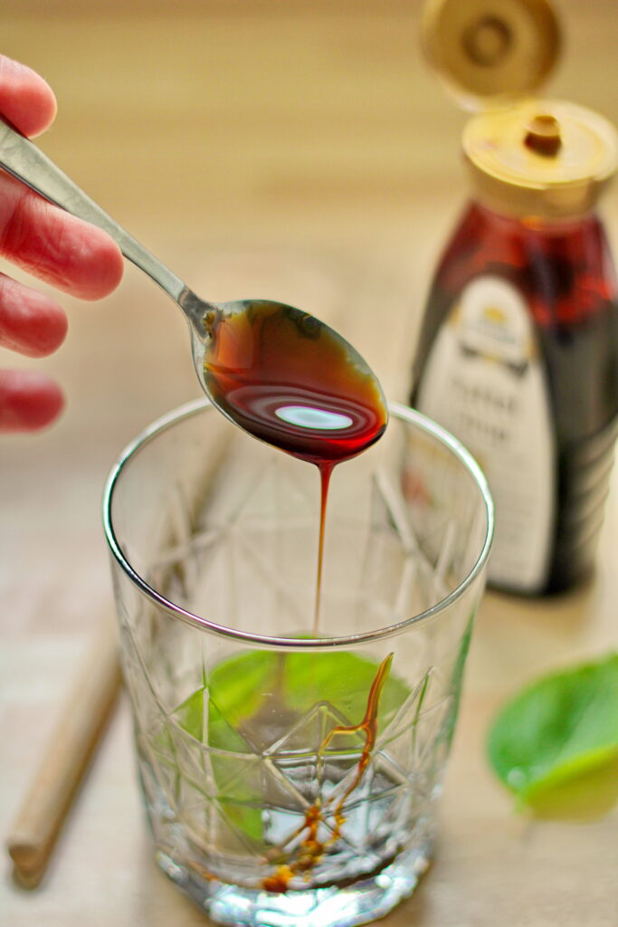 Dattelsirup dazugeben - Golden Basilikum Verjus Spritz