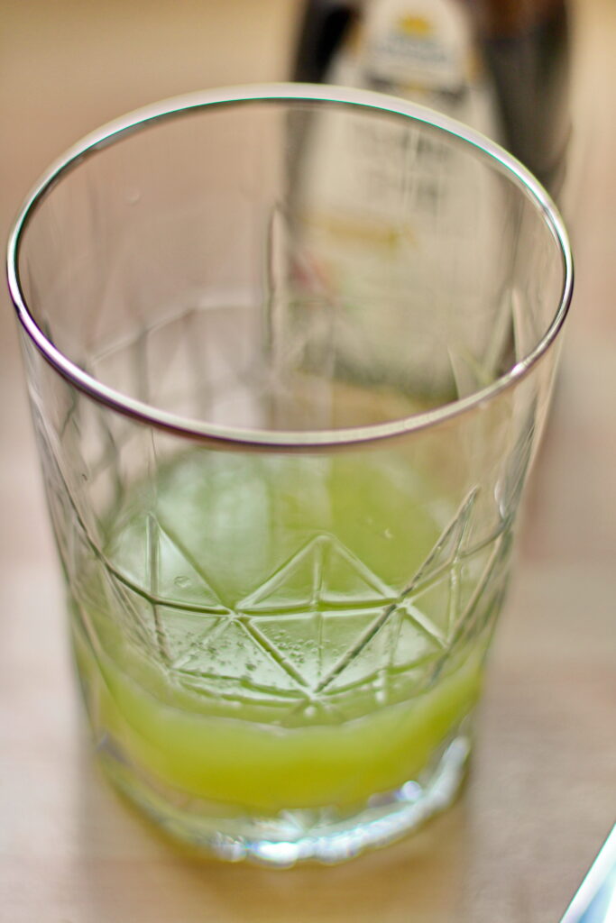 Trauben- und Gurkensaft in ein Glas füllen