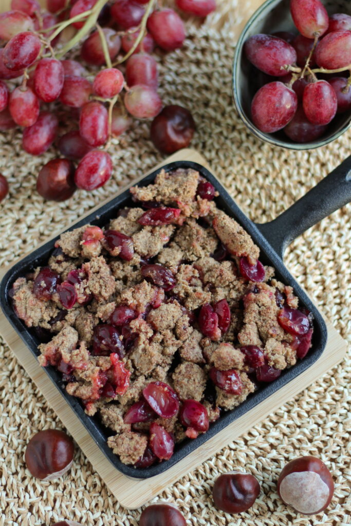 Veganer und glutenfreier Trauben Crumble von oben