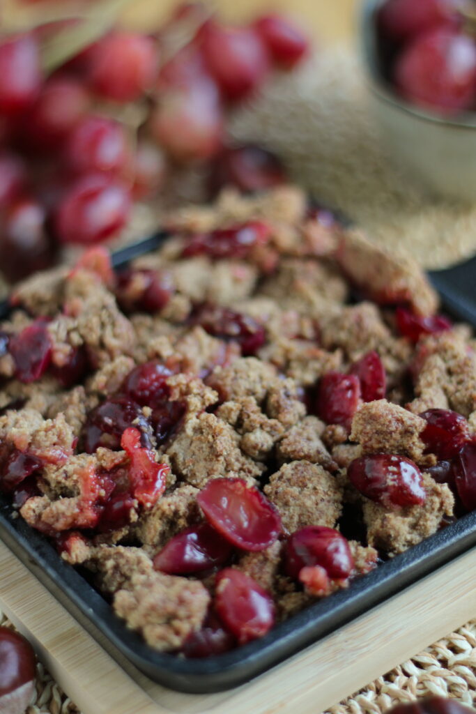 Nahaufnahme Veganer und glutenfreier Trauben Crumble
