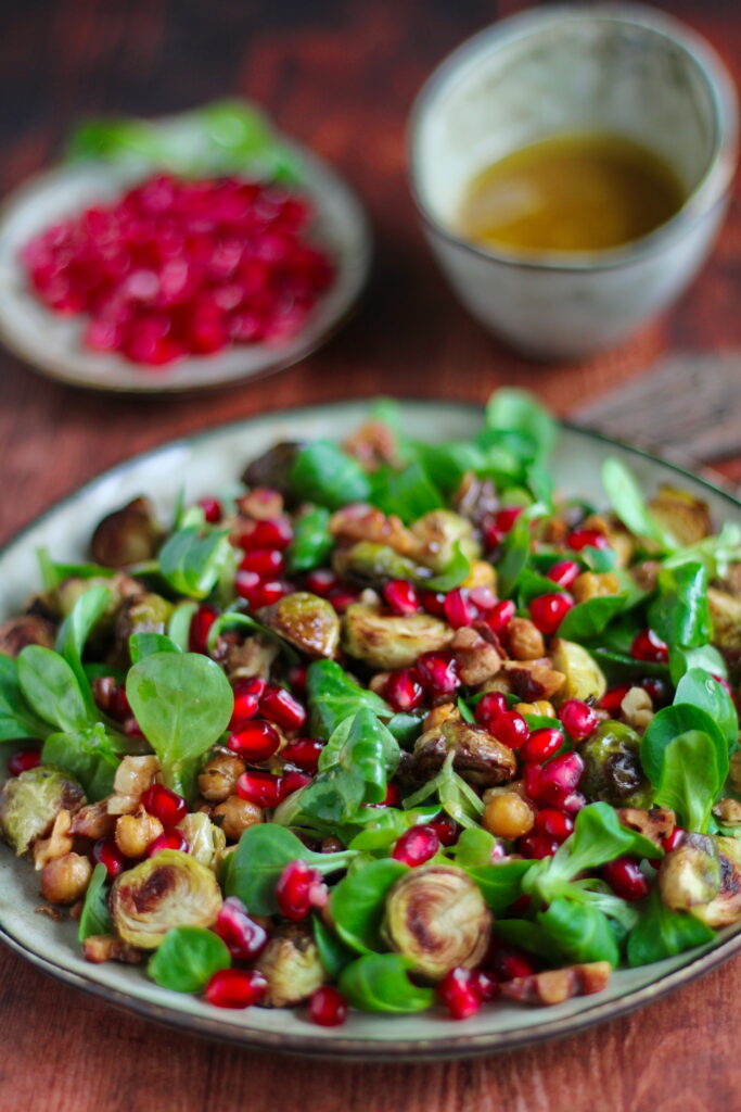 Wintersalat mit Feldsalat und Rosenkohl