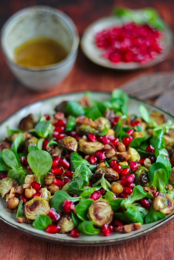 Wintersalat mit Feldsalat und Rosenkohl