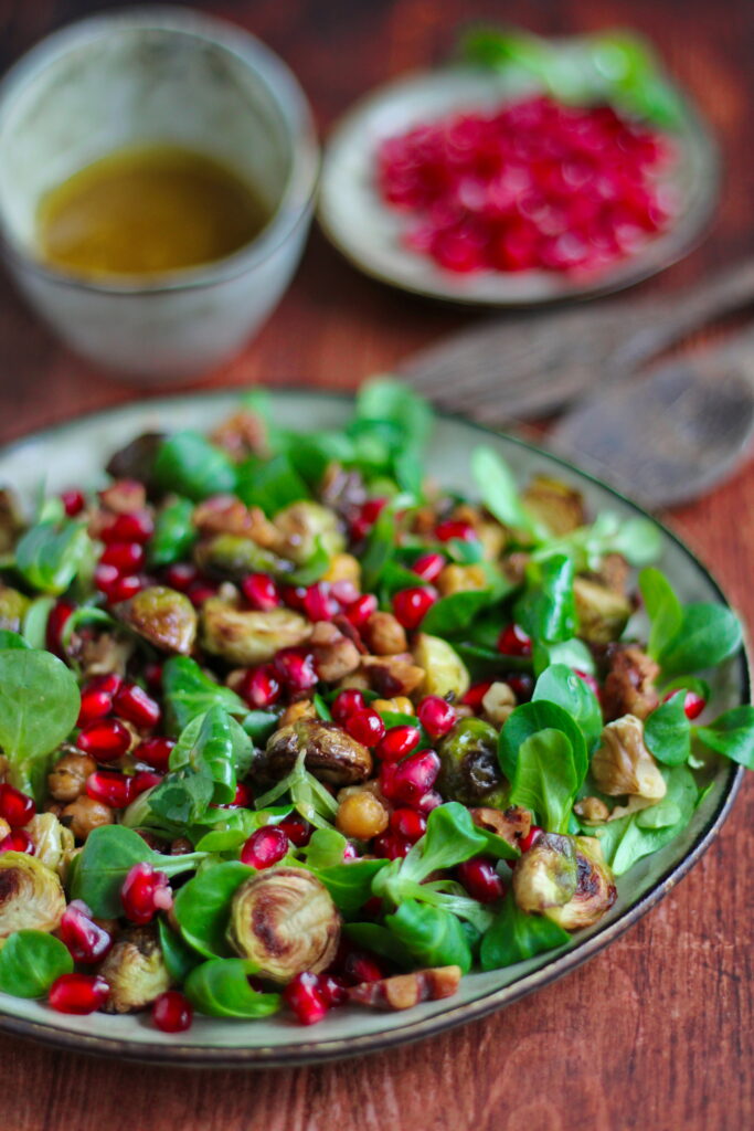Wintersalat mit Feldsalat und Rosenkohl