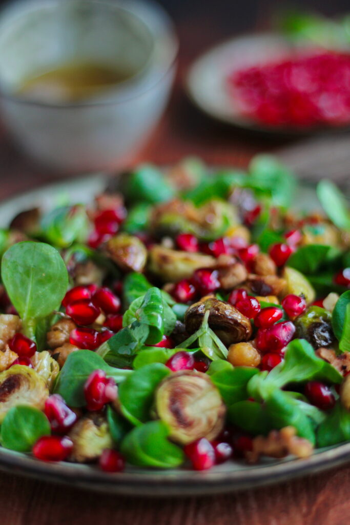 Wintersalat mit Feldsalat und Rosenkohl