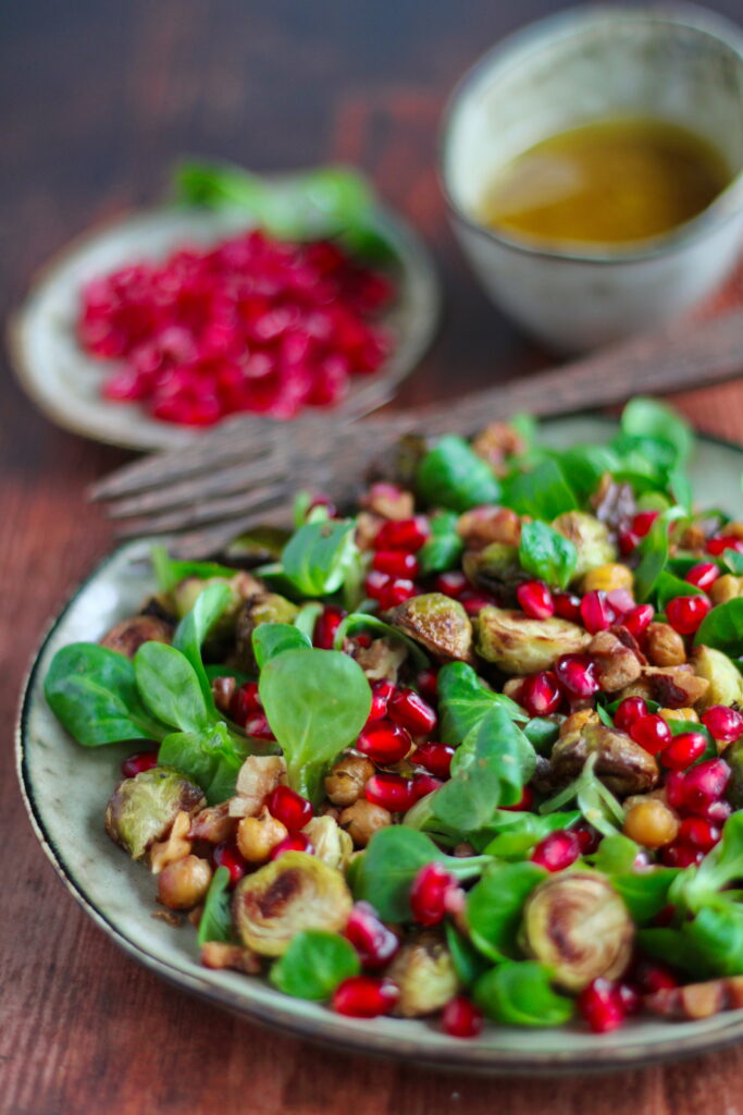 Wintersalat mit Feldsalat und Rosenkohl