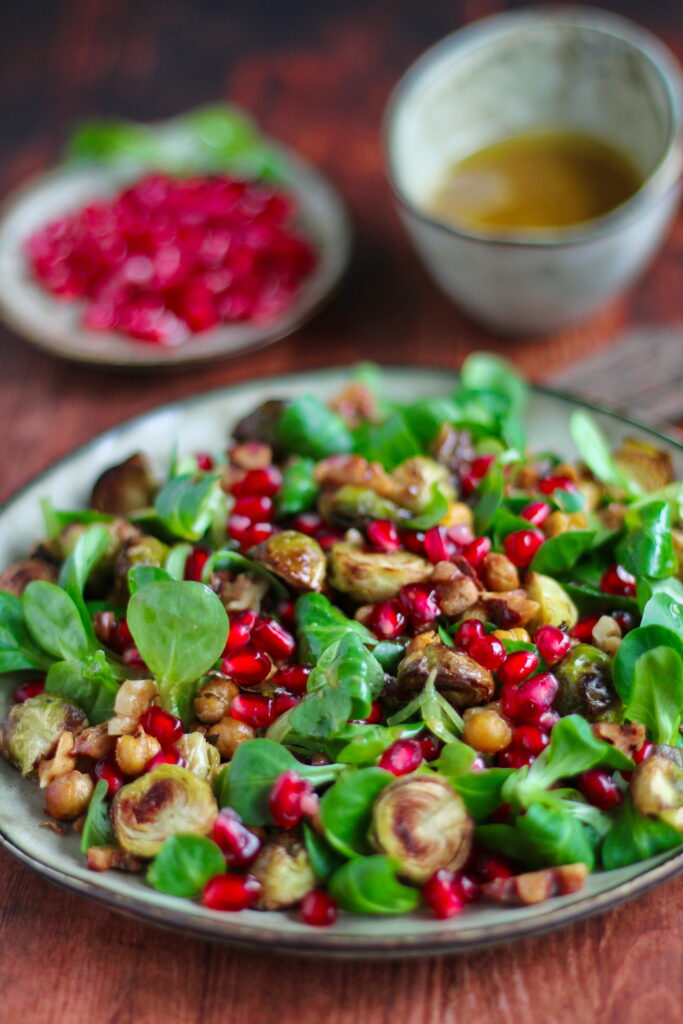 Wintersalat mit Feldsalat und Rosenkohl
