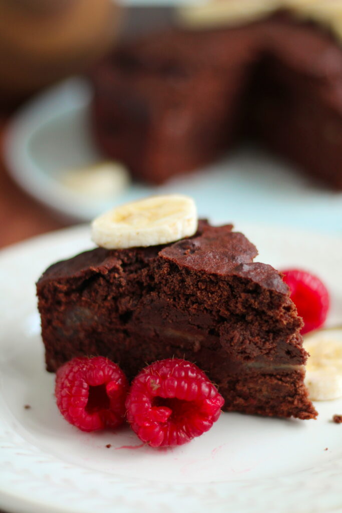 Stück Veganer und glutenfreier Schoko Bananen Kuchen
