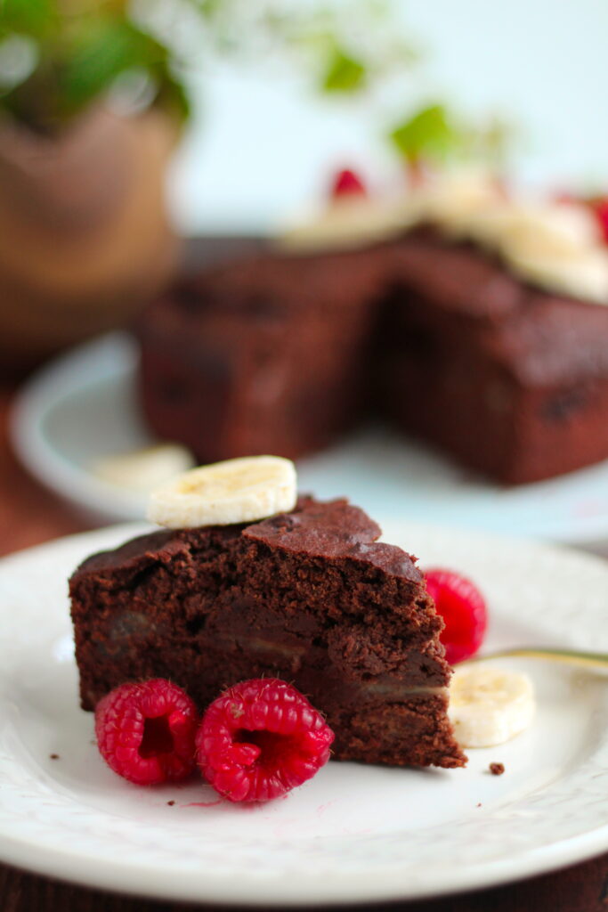 Veganer und glutenfreier Schoko Bananen Kuchen - Kuchenstück auf Teller