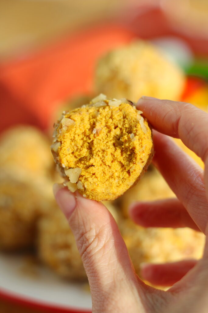 Vegane Karotten Energy Balls mit Walnüssen