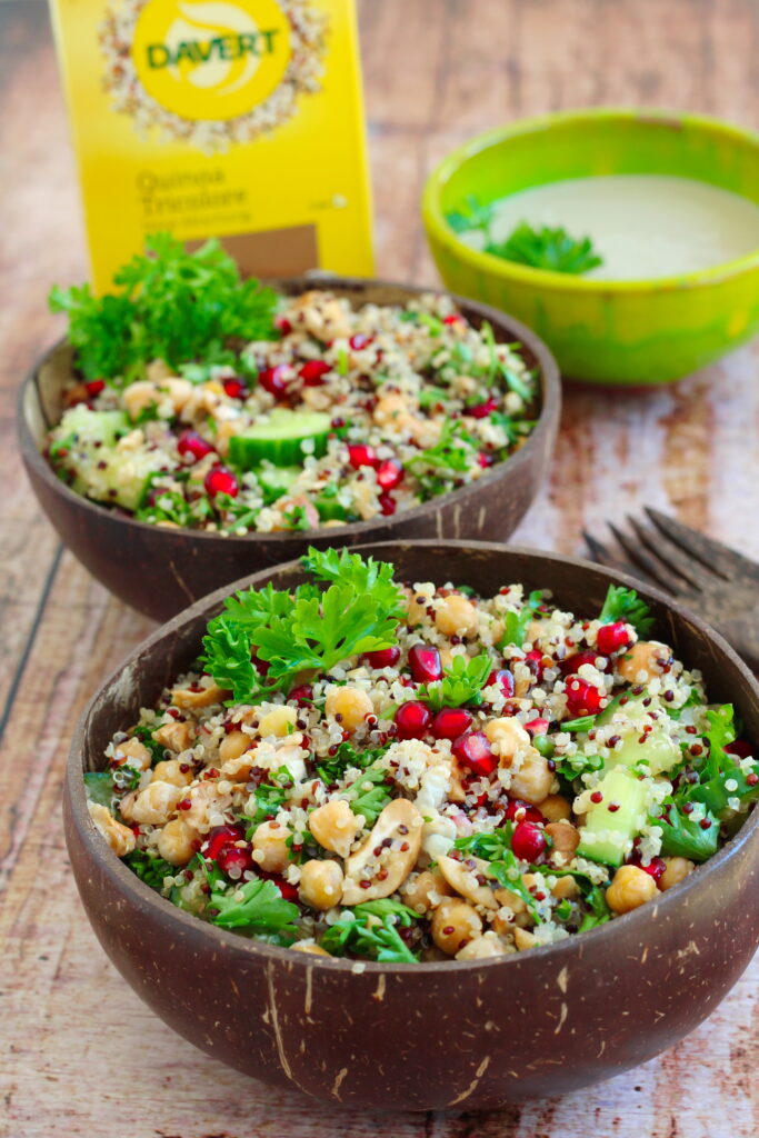 Quinoa-Salat mit Kichererbsen und Granatapfel 