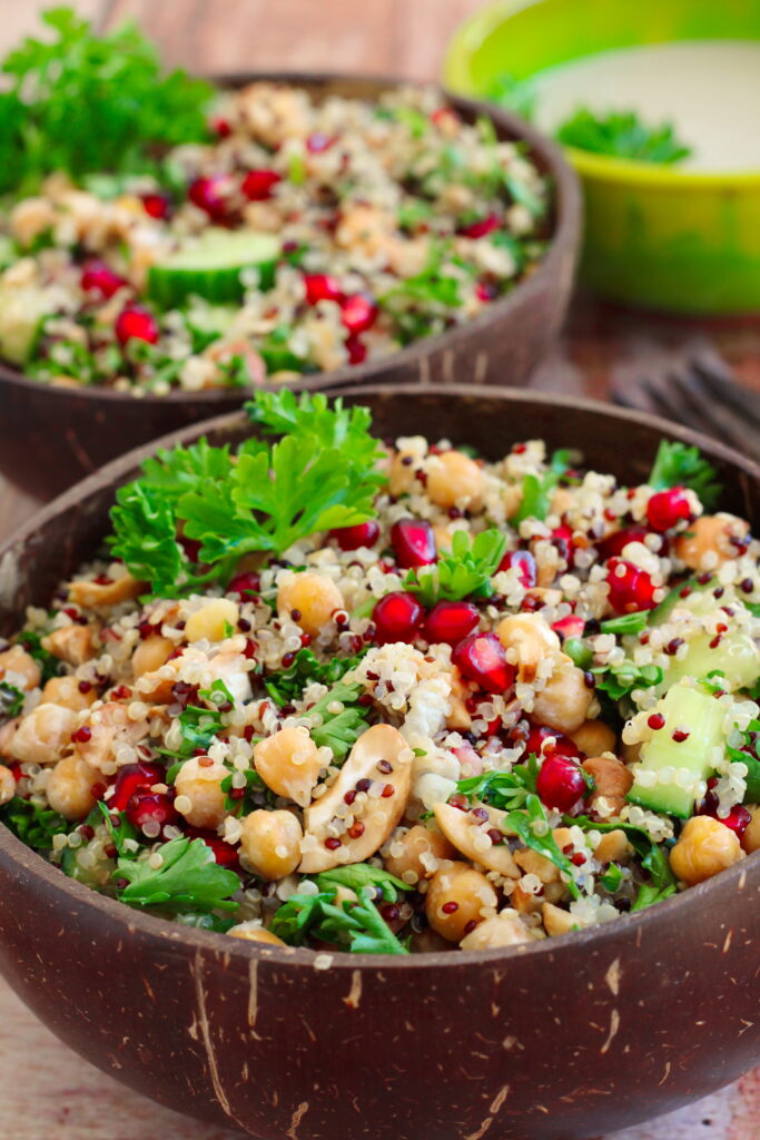 Quinoa-Salat mit Kichererbsen und Granatapfel