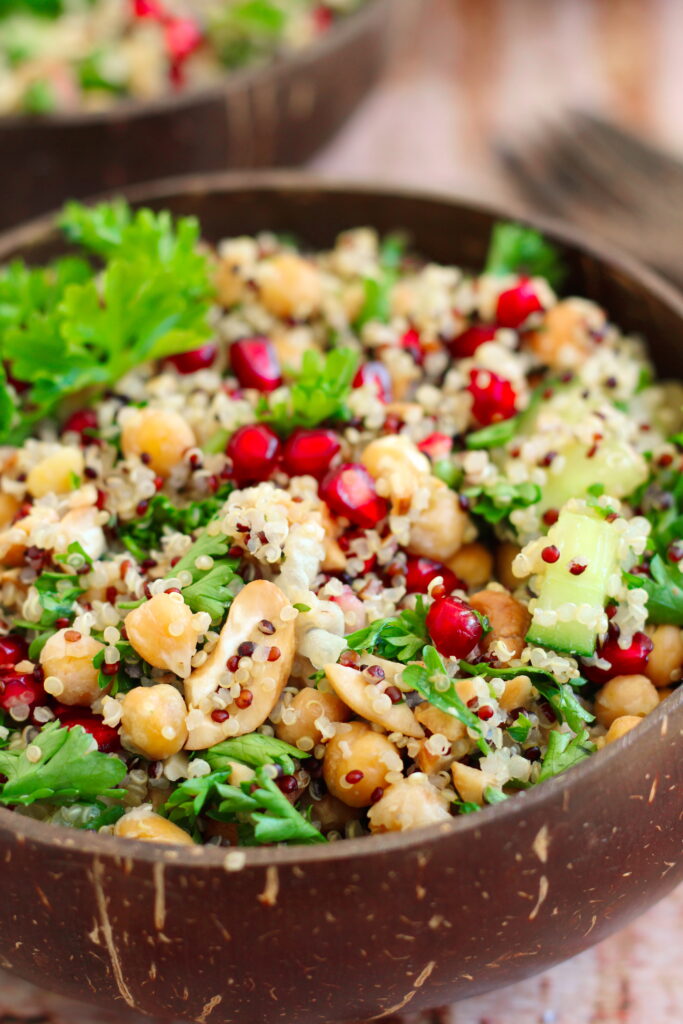Quinoa-Salat mit Kichererbsen und Granatapfel
