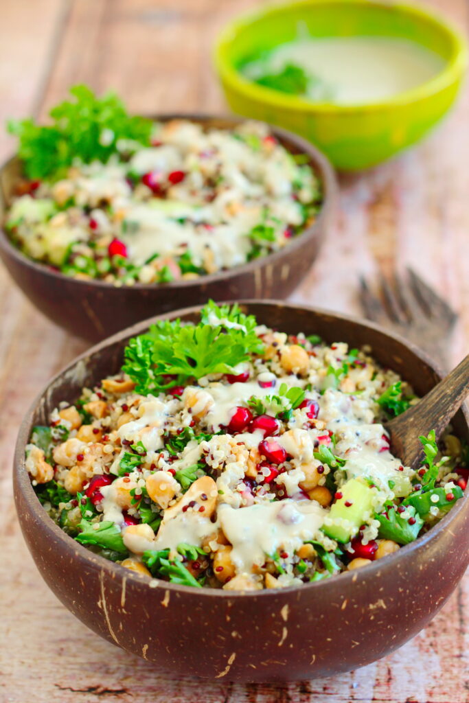Quinoa-Salat mit Kichererbsen und Granatapfel und Tahini Dressing