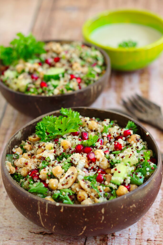 Quinoa-Salat mit Kichererbsen und Granatapfel