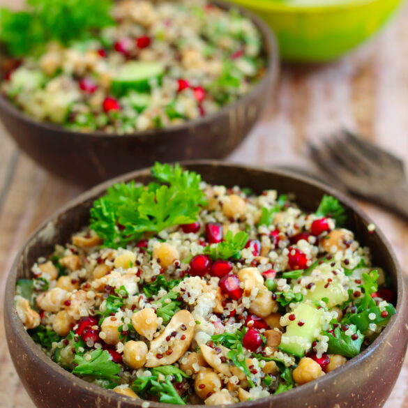 Quinoa-Salat mit Kichererbsen und Granatapfel