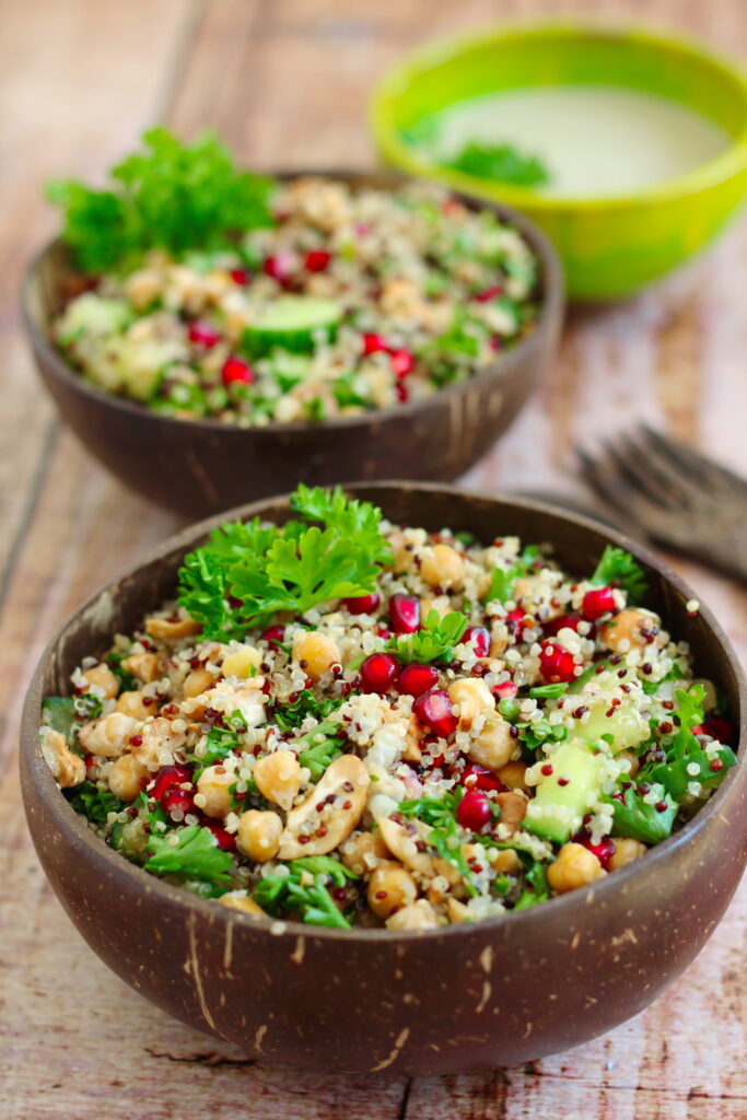 Quinoa-Salat mit Kichererbsen und Granatapfel